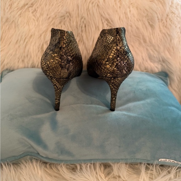 Butter Gold Heels Elegant Metallic Design - Picture 4 of 6